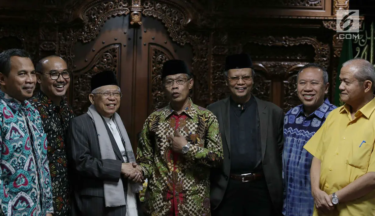 Bakal Calon Wakil Presiden RI Ma’ruf Amin (ketiga kiri) bersalaman dengan Ketua PP Muhammadiyah Dadang Kahmad (keempat kanan) saat menyambangi kantor Pengurus Pusat Muhammadiyah di kawasan Menteng, Jakarta Pusat, Rabu (5/9). (Merdeka.com/Imam Buhori)