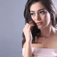 Cinta penuh perjuangan bagi pasangan Celine dan Stefan. Hingga pada akhirnya, keduanya meresmikan hubungannya yang dibina sejak Mei tahun ini pada Hari Pahlawan. (Febio Hernanto/Bintang.com)