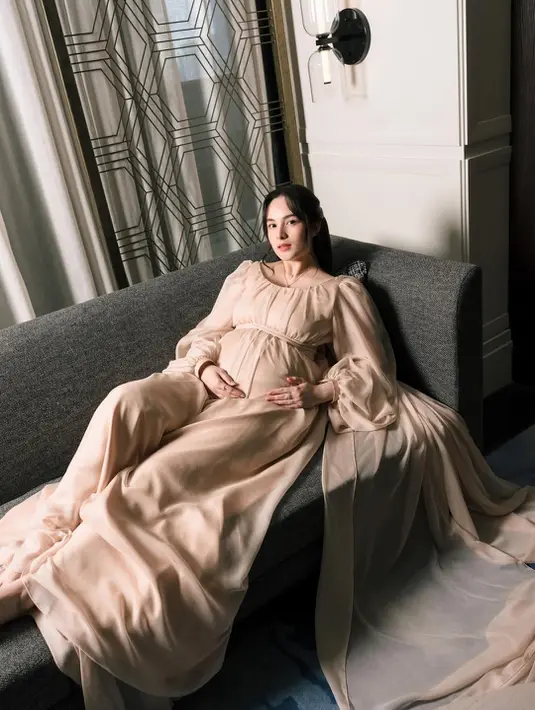 Chelsea Islan beri kejutan dengan kabar kehamilan anak pertamanya dengan Rob Clinton Kardinal. Ia berbagi kabar bahagia tersebut di momen sang suami berulang tahun yang ke-33 [@chelseaislan]