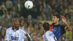 Pep Guardiola turut membawa Barcelona meraih sejumlah trofi bergengsi, yakni juara La Liga, Liga Champions, Piala Super Spanyol dan Piala Super Eropa. (AFP/Christophe Simon)