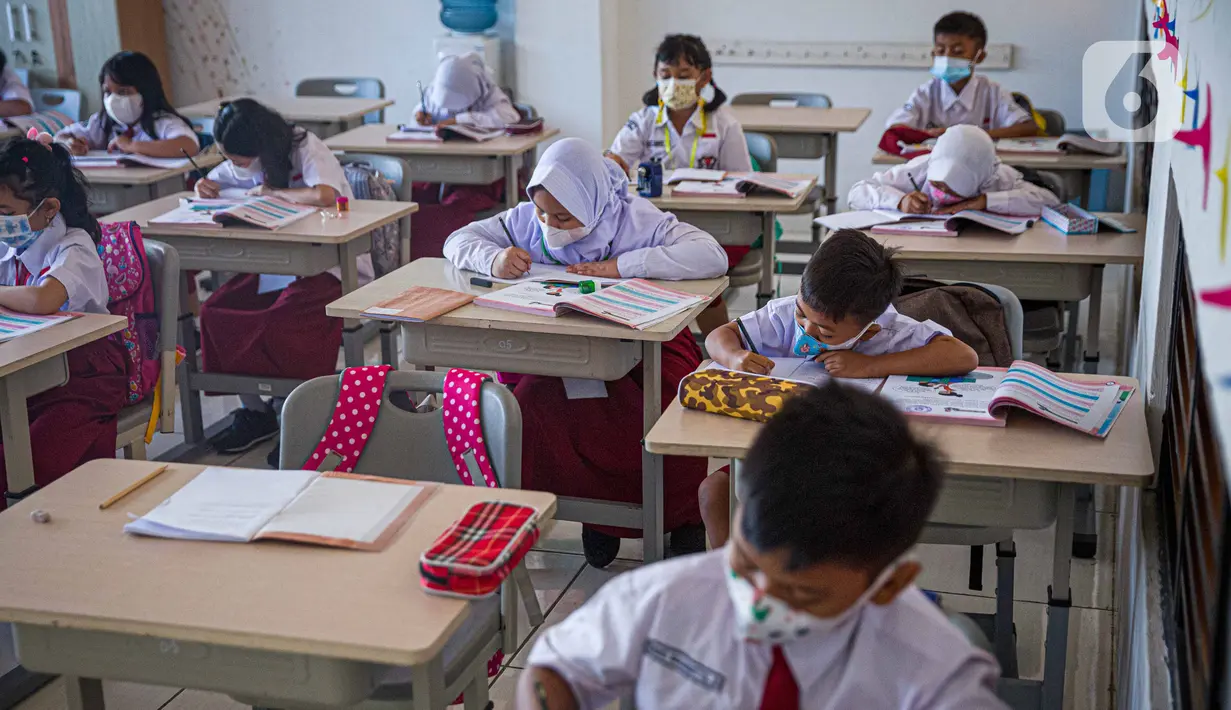 Sejumlah siswa mengikuti Pembelajaran Tatap Muka (PTM) di SDN 01 Pondok Labu, Jakarta, Senin (3/1/2022). Pemprov DKI Jakarta menggelar pembelajaran tatap muka (PTM) setiap hari dengan jumlah siswa setiap kelas mencapai 100 persen dari kapasitas. (Liputan6.com/Faizal Fanani)
