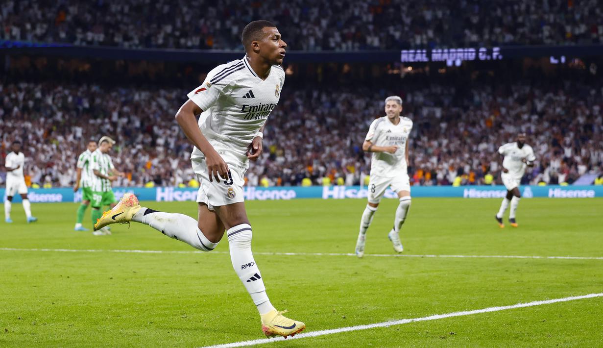 Pemain Real Madrid, Kylian Mbappe melakukan selebrasi setelah mencetak gol ke gawang Real Betis pada laga lanjutan Liga Spanyol 2024/2025 di Santiago Bernabeu, Madrid, Spanyol, Senin (02/09/2024) WIB. (AP Photo/Pablo Garcia)