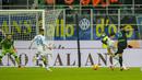 Lautaro Martinez mencetak gol untuk membawa Inter semakin menjauh. Menerima assist Joaquin Correa, Martinez melepas tembakan mendatar ke tiang jauh yang tak bisa dijangkau Ospina. (AP Photo/Antonio Calanni)