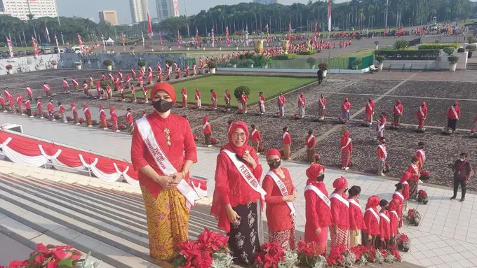 Barisan Berkebaya Penjaga Bendera Pusaka