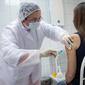 Seorang pekerja medis menyuntikkan vaksin COVID-19 bernama "Sputnik V" pada seorang sukarelawan dalam uji klinis tahap tiga di Moskow, Rusia, pada 15 September 2020. (Xinhua/Alexander Zemlianichenko Jr)