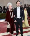 Elon Musk turut menghadiri ajang fesyen bergengsi dunia, Met Gala 2022. Tahun ini, Met Gala mengusung tema ‘Gilded Glamour and White Tie’ untuk dress code para tamu. (Instagram/the.thinkings).
 