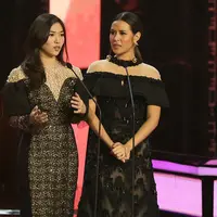 Puncak kesuksesan benar-benar tengah dirasakan Raisa dan Isyana Sarasvati. Bukan hanya di negeri sendiri meraih penghargaan, namun dua wanita cantik ini juga menerima piala kemenangan di kancah internasional. (Deki Prayoga/Bintang.com)
