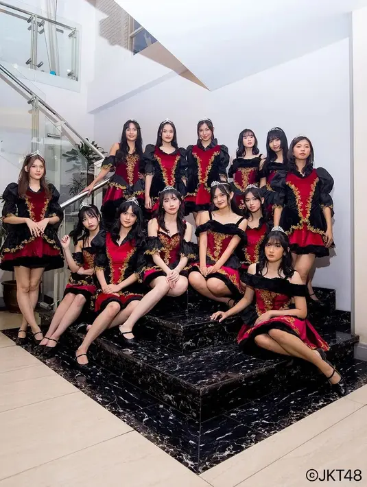 Penampilan bak mayoret, para member JKT48 tampil mengenakan kostum bernuansa merah dan hitam yang bold. [Foto: Instagram/jkt48]