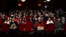Para lansia penghuni panti jompo yang telah menerima vaksin virus corona COVID-19 menyaksikan pertunjukan di EDP Gran Via Theatre, Madrid, Spanyol, 24 Februari 2021. Pandemi COVID-19 di Spanyol mencatatkan kematian sekitar 68.000 orang dari lebih dari 3,1 juta kasus. (GABRIEL BOUYS/AFP)