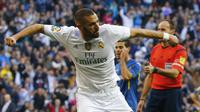 Striker Real Madrid, Karim Benzema, merayakan gol keduanya ke gawang Getafe pada laga La Liga di Stadion Santiago Bernabeu, Spanyol, Sabtu (5/12/2015). (EPA/J.P.Gandul)