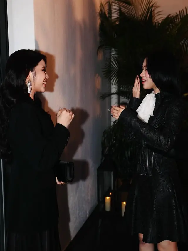 Tiara Andini foto bareng Idol Ryujin ITZY tampil serba hitam.[@tiaraandini]