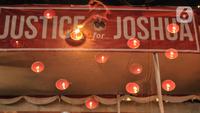 Para aktivis dari berbagai elemen masyarakat sipil menggelar aksi solidaritas menyalakan lilin untuk mengenang Brigadir Novriansyah Joshua Hutabarat alias Brigadir J di kawasan Taman Ismail Marzuki (TIM), Jakarta, Kamis (18/8/2022). Aksi solidaritas keadilan bertajuk 4.000 lilin digelar untuk memperingati 40 hari kematian Brigadir Nofriansyah Yosua Hutabarat alias Brigadir J. (merdeka.com/Iqbal S. Nugroho)