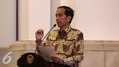 Presiden Joko Widodo memberikan pengarahan dalam Rapat Koordinasi Nasional Satuan Tugas Pemberantasan Penangkapan Ikan Secara Ilegal (Satgas 115) di Istana Negara, Jakarta, Rabu (29/6). (Liputan6.com/Faizal Fanani)