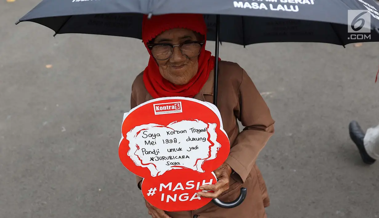 Aktivis JSKK saat menggelar aksi Kamisan ke-538 di depan Istana Negara, Jakarta, Kamis (17/5). Enam agenda reformasi tersebut dianggap telah dibajak dan dirusak oleh sisa kekuatan orde baru. (Liputan6.com/Immanuel Antonius)