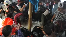 Pengunjung berdesakan pada salah satu kios di Pasar Ikan hias Parung, Bogor, Senin (27/7/2020). Pasar ikan hias yang buka pada setiap hari Senin, Kamis, dan Sabtu ini sama sekali tidak menerapkan  protokol kesatan guna mencegah penyebaran covid-19. (merdeka.com/Arie Basuki)