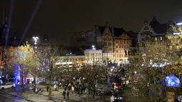 Warga mengikuti nonton bareng liga Champions antara Malmo FF dan Paris Saint Germain di Pusat Kota Malmo, Rabu (25/11/2015),  Zlatan Ibrahimovic membayar semua biaya acara nonton bareng di kampung halamannya.  (REUTERS/Jon Willen/TT News Agenc)
