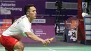 Tunggal putra Indonesia, Jonatan Christie berusaha mengembalikan kok ke arah pemain China, Chen Long pada final Beregu Putra Asian Games 2018 di Istora Kompleks GBK, Jakarta, Rabu (22/8). Indonesia kalah 1-3. (Liputan6.com/Helmi Fithriansyah)
