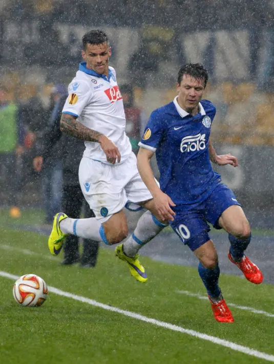 Gelandang Dnipropetrovsk, Yevhen Konoplyanka (kanan) berusaha  melewati Christian Maggio di leg kedua semifinal Europa League di NSK Olimpijs'kjv Stadium,, Jumat (15/5/2015). Dnipro Dnipropetpovsk menang 1-0 atas Napoli. (REUTERS/Valentyn Ogirenko)