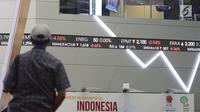 Karyawan memantau pergerakan Indeks Harga Saham Gabungan (IHSG) 2018 di Kantor BEI, Jakarta, Jumat (28/12). Presiden Joko Widodo atau Jokowi menutup langsung perdagangan IHSG 2018. (Liputan6.com/Angga Yuniar)
