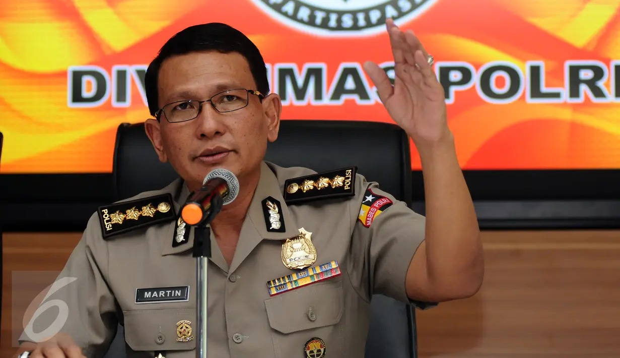 Kabagpenum Humas Polri Kombes Pol Martinus Sitompul menyampaikan keterangan di Mabes Polri, Jakarta, Jumat (24/3). Keterangan terkait perkembangan kasus penangkapan terduga teroris di Ciwandan, Cilegon, Banten. (Liputan6.com/Helmi Fithriansyah)