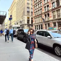 Berpose di jalan raya, Reza tampil keren dengan tie-dye bodycon dress yang dipadukan dengan leather jacket [Foto: IG/rezaartameviaofficial].