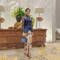 Sebelum nge-tren karena Jeng Yah, Dian Sastro sudah kenakan kebaya Janggan untuk kondangan. Ia memadukan kebaya Janggan biru dan rok kain batik cokelat muda. [@therealdisastr]