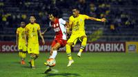 Samsul Chaeruddin (kiri) ikut membawa PSM mengalahkan Persegres di Gresik, Sabtu (3/12/2016). (Bola.com/Fahrizal Arnas)