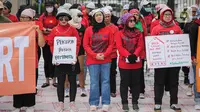 Sejumlah Pekerja Rumah Tangga (PRT) yang tergabung dalam Koalisi Sipil Untuk UU Perlindungan PRT melakukan aksi di depan Gedung DPR, Jakarta, Rabu (15/7/2023). Mereka mendesak Presiden dan Ketua DPR bersuara untuk mendukung pengesahan Undang-Undang Perlindungan Pekerja Rumah Tangga (RUU PPRT) guna menghentikan kekerasan dan praktek perbudakan modern terhadap ibu-ibu pekerja rumah tangga. (Liputan6.com/Faizal Fanani)