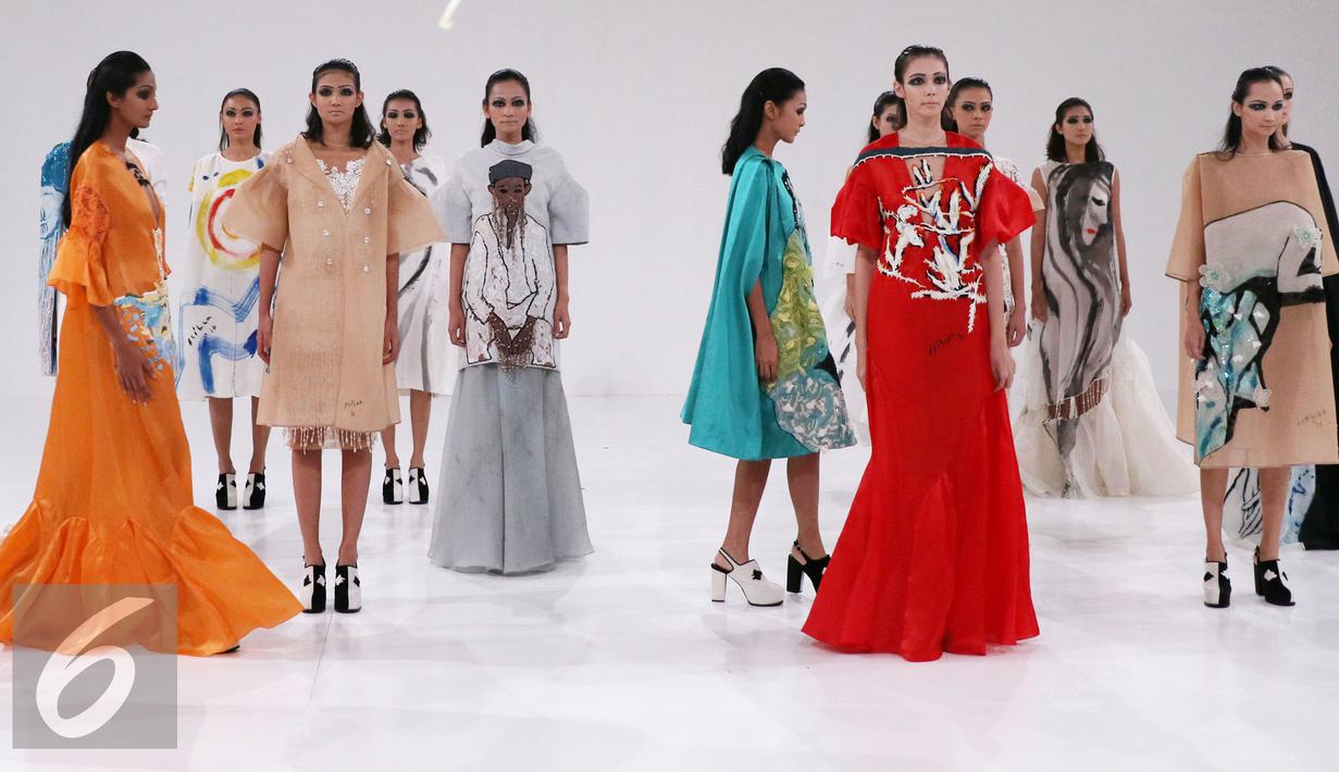 Model berpose diatas catwalk mengenakan busana rancangan Mel Ahyar saat peragaan busana IPMI Trend Show 2017 di Senayan City, Jakarta (9/11). Tema trend show tersebut mengedepankan esensi karya dari berbagai unsur. (Liputan6.com/Gempur M. Surya)
