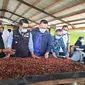 Rektor IPB Arif Satria bersama Gubernur Jawa Barat Ridwan Kamil, di sela-sela persiapan pelepasan ekspor kopi Arabika Garut ke Belanda, beberapa waktu lalu. (Liputan6.com/Jayadi Supriadin)