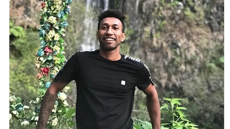 6 Gaya Liburan Patrich Wanggai, Striker Persebaya Surabaya