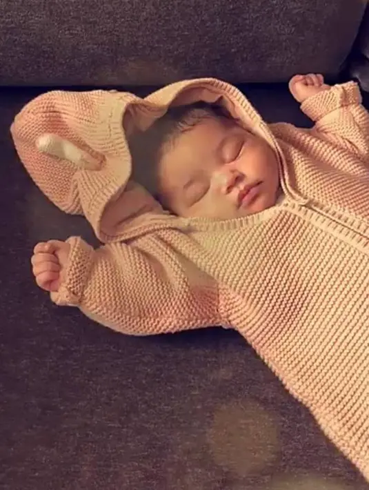 Kendati demikian, keduanya dikabarkan miliki hubungan yang makin dekat usai Stormi lahir. (snapchat/kyliejenner)
