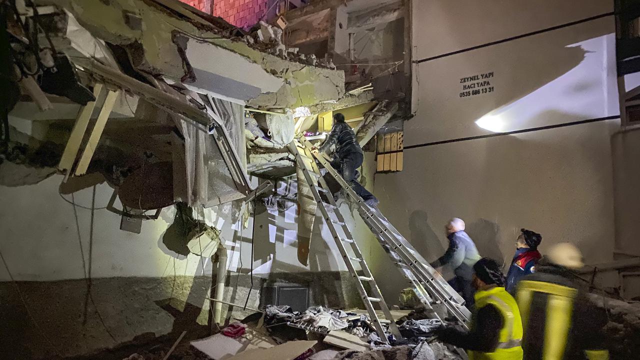 Gempa Magnitudo 7,8 Turki, Warga dan Tim Penyelamat Terus Cari Korban dari Reruntuhan Bangunan