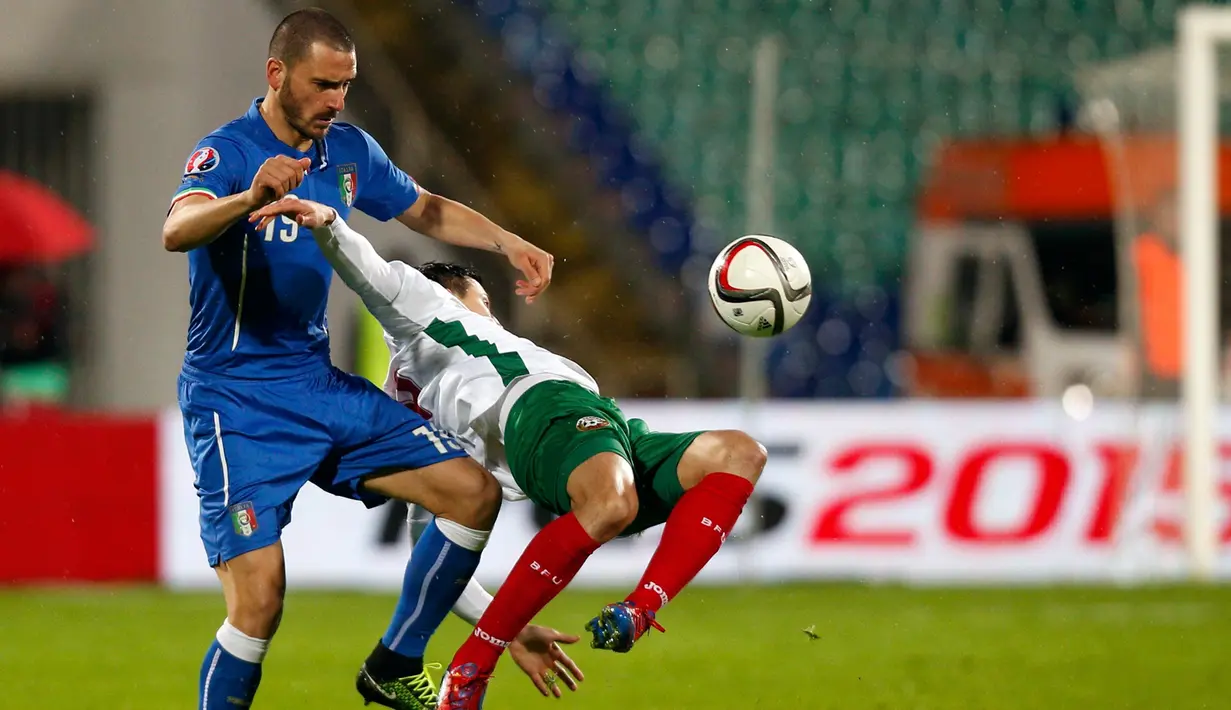  Bek Italia, Leonardo Bonucci (kiri) melangar Gelandang Bulgaria Ivelin Popov pada kualifikasi Piala Eropa 2016 di Stadion Nasional Vasil Levski, Minggu (29/3/2015). Italia bermain imbang 2-2 melawan Bulgaria. (REUTERS/Stoyan Nenov)