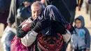 Suasana haru menyambut kembalinya warga Palestina dari lokasi pengungsian. (Omar AL-QATTAA/AFP)