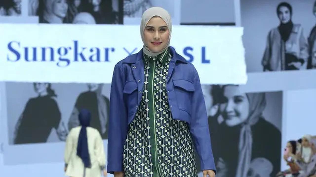 8 Gaya Kompak Geng Cendol Kenakan Pakaian Kolaborasi Brand Zaskia Sungkar dan Nagita Slavina di JFW 2025, Titi Kamal Cantik Berhijab