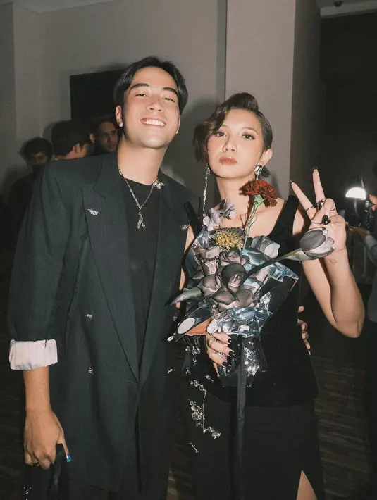Pasangan yang satu ini memang jarang mengumbar kemesraan, tapi gaya couple keduanya menarik untuk disimak. Tampilan dramatis keduanya di premiere film terbaru yang dibintangi oleh Sheila Dara, keduanya mengenakan outfit serba hitam. Vidi memilih oversized blazer dengan lengan digulung berwarna hitam, sedangkan Sheila Dara mengenakan dress beludru hitam tanpa lengan dengan detail high slit dan high boots, serta long gloves di satu tangannya. Foto: Instagram.