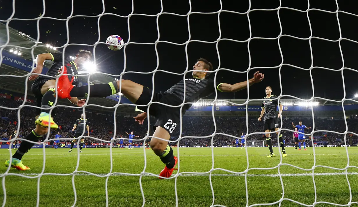 Pemain Chelsea, Cesar Azpilicueta dan Gary Cahill menghalau bola yang masuk ke gawangnya saat melawan Leicester City pada putaran ketiga Piala Liga Inggris di Stadion King Power, (21/9/2016) dini hari WIB. (Reuters/Darren Staples)