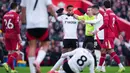 Liverpool harus puas berbagi poin usai bermain imbang dengan Fulham 2-2 dalam laga pekan 16 Premier League 2024/2025 yang digelar di Anfield, Sabtu (14/12/2024) malam WIB. The Reds bermain dengan 10 orang sejak menit ke-17 usai Andrew Robertson dikartu merah akibat melanggar Harry Wilson. (AP Photo/Jon Super)