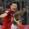 Robert Lewandowski - Bomber Bayern Munchen ini tak perlu diragukan lagi dalam urusan mencetak gol. Saking rajinnya membobol gawang lawan, penyerang asal Polandia ini kemudian dijuluki Lewangoalski dari rekan-rekan setimnya. (AFP/Christof Stache)