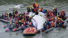 Petugas berusaha mengevakuasi penumpang pesawat milik TransAsia Airways di sungai Taipei, Taiwan, Rabu (4/2/2015). Pesawat yang mengangkut 58 penumpang dan awak pesawat itu terhempas ke sungai saat hendak lepas landas. (AFP PHOTO/Sam Yeh)
