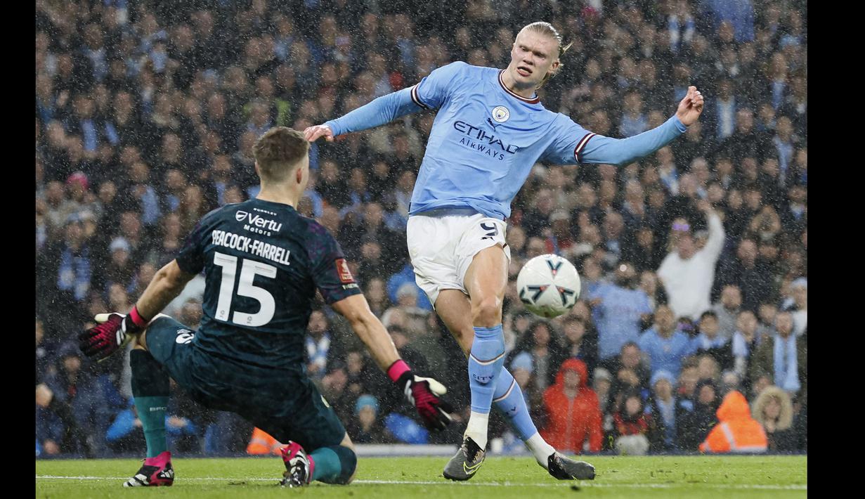 Pemain Manchester City, Erling Haaland mencetak gol kedua timnya ke gawang Burnley pada laga perempat final FA Cup 2022/2023 yang berlangsung di Etihad Stadium, Manchester, Minggu (19/03/2023) WIB. Haaland sukses mencetak hattrick untuk kemenangan 6-0 The Cityzens. (AP Photo/PA/Richard Serllers)