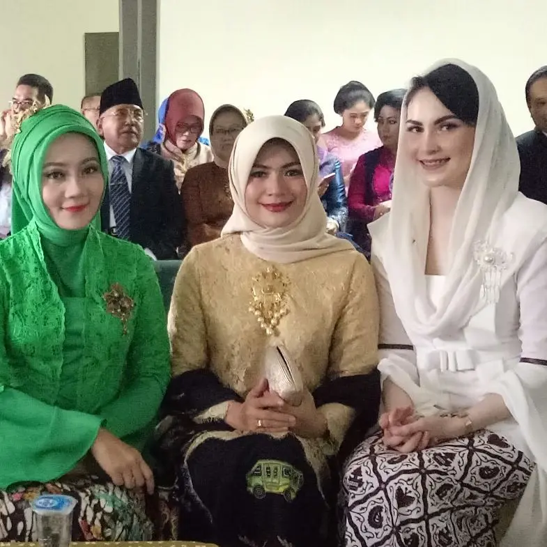 Arumi Bachsin bersama istri Bima Arya dan istri Ridwan Kamil di pernikahan Kahiyang Ayu dan Bobby Nasution. (Instagram - @arumi_arumi_94)