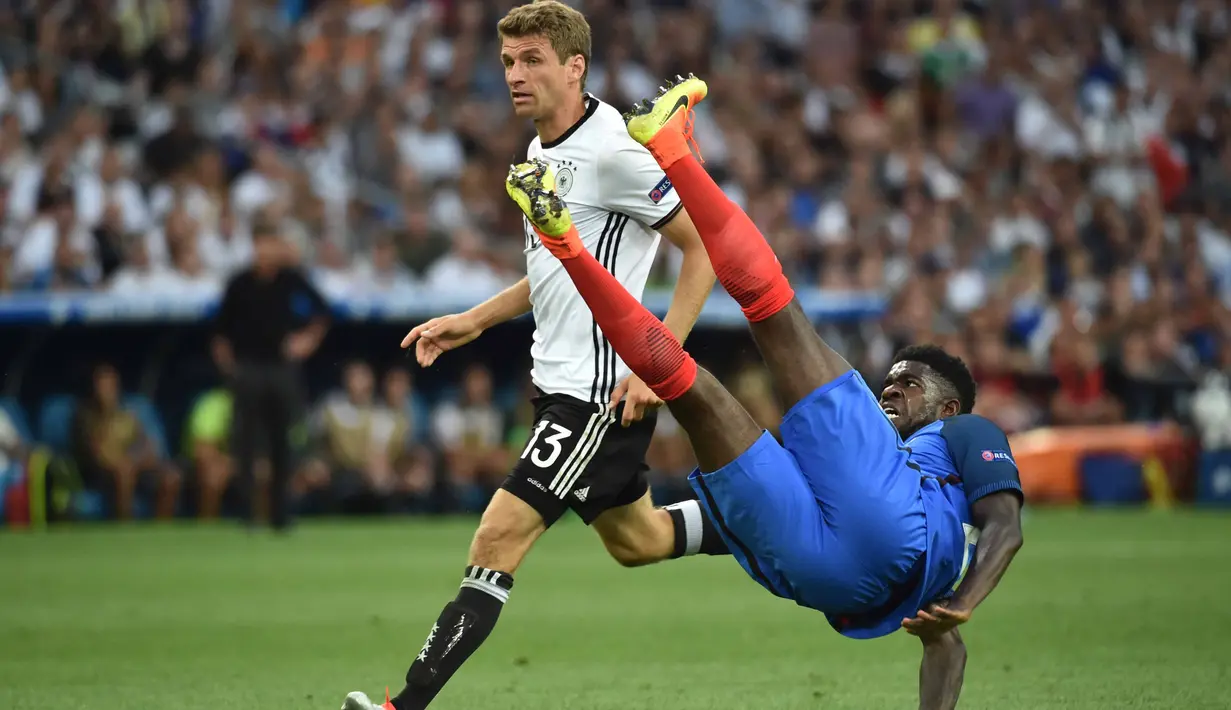 Pemain Prancis, Samuel Umtiti (kanan) saat berebut bola dengan pemain Jerman, Thomas Mueller pada semifinal piala Eropa 2016 di Stade Velodrome, Marseille, (7/7/2016). (AFP/Bertrand Langlois)