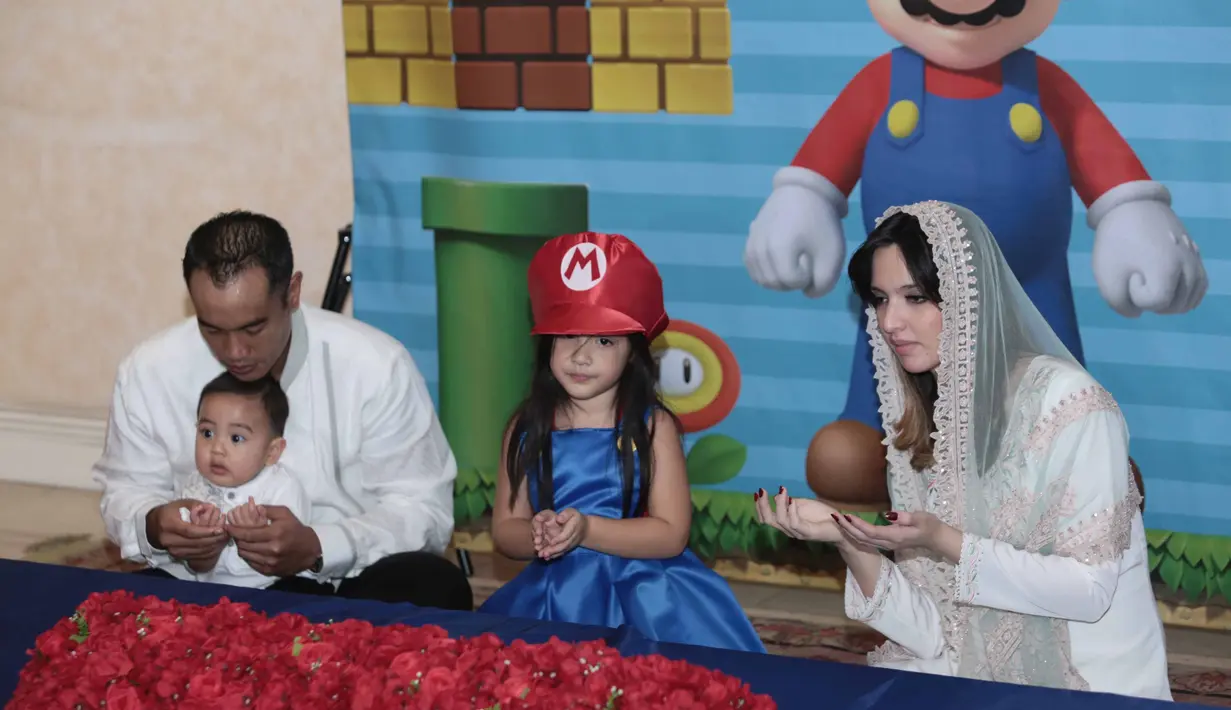 Sebagai kakak, Mikhayla Zalindra Bakrie juga turut mengenakan kostum ala Mario Bros. Tersiar kabar, Mikhayla juga memberikan kado spesial untuk adiknya, Mainaka Zannati Bakrie. (Nurwahyunan/Bintang.com)