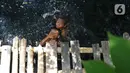 Anak-anak berenang di Kali Cilemahabang yang menghitam di kawasan Karangbahagia, Kabupaten Bekasi, Jawa Barat, Selasa (7/9/2021). Menurut warga sekitar, Kali Cilemahabang menghitam akibat tercemar limbah industri sejak lima tahun lalu. (Liputan6.com/ Herman Zakharia)