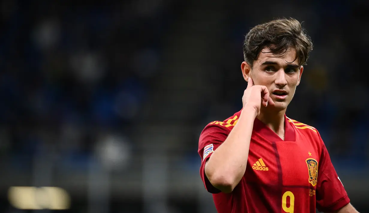 <p>Reaksi gelandang Spanyol Pablo Gavi selama pertandingan semifinal UEFA Nations League melawan Italia di stadion San Siro, di Milan, Rabu (6//9/2021). Wonderkid Barcelona, Gavi mencatatkan sejarah sebagai pemain termuda yang pernah tampil bersama timnas senior Spanyol. (FRANCK FIFE / AFP)</p>