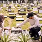 Potret Thariq Halilintar dan Aaliyah Massaid mengunjungi makam Adjie Massaid (Sumber: Instagram/@thariqhalilintar)