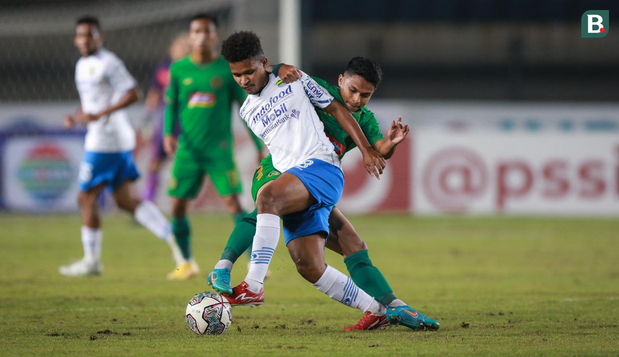 Pemain Persib Bandung, David Rumakiek (kanan) berebut bola dengan pemian PSS Sleman, Irkham Mila saat laga perempat final Piala Presiden 2022 antara Persib Bandung melawan PSS Sleman di Stadion Si Jalak Harupat, Bandung, Jumat (01/07/2022). (Bola.com/Bagaskara Lazuardi)