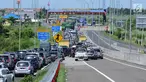 Kendaraan antre menuju pintu keluar Tol Brebes Timur, Jawa Tengah, Sabtu (23/12). Libur Natal 2017, arus lalu lintas yang akan keluar dari pintu Tol Brebes Timur terjadi kepadatan. (Liputan6.com/Helmi Fithriansyah)